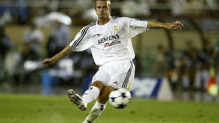 Дейвид Бекъм – в Реал Мадрид вместо в Барселона
През лятото на 2003 г. отношенията между Бекъм и сър Алекс Фъргюсън вече се бяха влошили, а напускането на звездата изглеждаше неизбежно. „Червените дяволи” и Барса признаха пред медиите, че са постигнали споразумение за английския национал, но в Реал Мадрид решиха, че в последния момент ще се пробват при наддаването, за да попълнят колекцията си от Галактикос. За Барселона огорчението изглеждаше голямо, но те осъществиха по-добрата сделка с Роналдиньо, докато четирите години на Бекъм в Реал бяха сравнително скромни откъм постижения: една титла и една Купа на Испания.