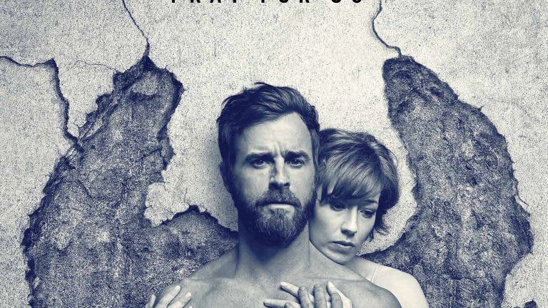 The Leftovers 
Странен, загадъчен, на моменти дори неразбираем - The Leftovers беше един от наистина любопитните сериали, който може да те остави пълен с въпроси, докато го гледаш. Залагайки на системата на многото въпроси без отговор (поне в началото), това шоу на HBO малко по малко може да те привлече към себе си, карайки те да гледаш още един епизод, и още един епизод, и още един епизод. Историята разказва за събитията след "голямото изчезване" - 2% от населението на света в един миг просто изчезва - без следа и без идея къде може да са отишли. Година след това светът скърби, а шериф Кевин Гарви от малкия град Мейпълтън, щата Ню Йорк, се опитва да върне нещата в градчето и в живота си обратно в релси, докато всички наоколо (и той включително) се борят с усещането за загуба на контрол. А междувременно сектата на Грешните отломки събира все повече последователи, без да има някой наоколо, който да разбира каква е мисията им. Въобще това е сериал, който трябва да гледаш, за да можеш да си обясниш. И все пак усещането от него е интересно.