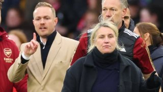 Треньорката на Челси блъсна колега от Арсенал, после се оплака от "мъжка агресия" (видео)