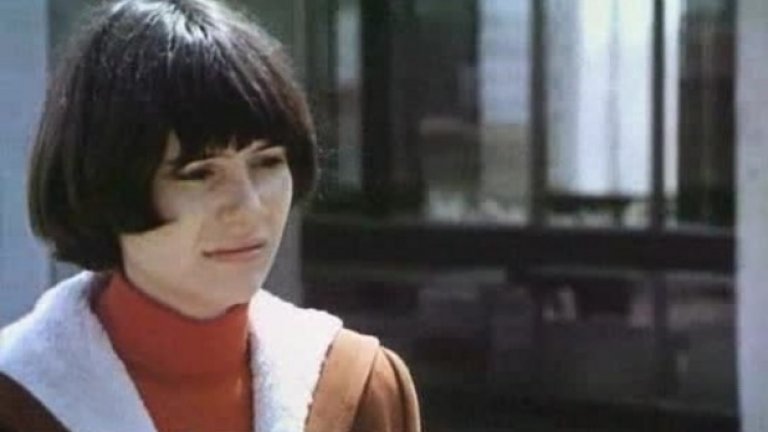 Бъди благословена (1977)
Доста смел за времето си филм на винаги актуалната тема за самотното майчинство – направен по книгата "И есен идват щъркели" на Кирил Топалов и с участието на група страхотни български актриси – Мариана Димитрова, Мария Статулова, Евгения Баракова, Доротея Тончева.
На малка гара от влака слиза Елена (Мариана Димитрова) - младо момиче в напреднала бременност. Тя поема към болница с отделение "Майка и дете", където жени, родили извънбрачни деца, оставят рожбите си. 
Момичетата в болницата посрещат Елена със свой ритуал и тя се запознава с историята на всяка от тях, за да достигне в крайна сметка до твърдото решение да отгледа сама своето дете.