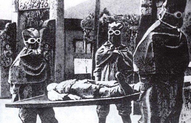 Подразделение 731
Втората световна война се превръща в сцена на най-невъобразимата жестокост, която хората са способни да си причиняват едни на други. Голяма част от безобразните практики се изпълняват върху военнопленници на нацистката, съветската и японската армия.

Макар че някои от зверствата, извършени в името на научното откритие от д-р Йозеф Менгеле, са сравнително добре известни, има не по-малко страшни експерименти, проведени в японските военни лагери над китайски затворници.

Япония се намира във война с Китай много преди официалното начало на Втората световна война през 1939 г. Западните съюзници често цитират ужасяващи случаи на канибализъм, мъчения и жестокост, присъщи за японските концентрационни лагери. Но най-тежките жертви са дали именно китайските пленници.

Има случаи, при които японците са рязали крайниците на китайски войници, за да предизвикат гангрена, правели са вивисекция върху жив организъм и са пускали "бомби от чума" върху китайските градове, за да проверят дали могат да разпространяват зараза от холера и коремен тиф.

Екипът, който отговаря за разработките на бактериологичната война, е известен под названието Подразделение 731 - най-бруталната част от японската армия. За тях няма нищо притеснително в това да изпратят срещу Калифорния цяла подводница, пълна с биологични оръжия, или да експериментират с човек, като го вкарат в казан под налягане, за да проверят дали очните му ябълки ще изскочат.

Най-притеснителният елемент от съществуването му е фактът, че американското правителство решава да помилва учените от Подразделение 731 след войната и да им даде възможност да влязат свободно в САЩ - в замяна на достъп до научните им открития. 