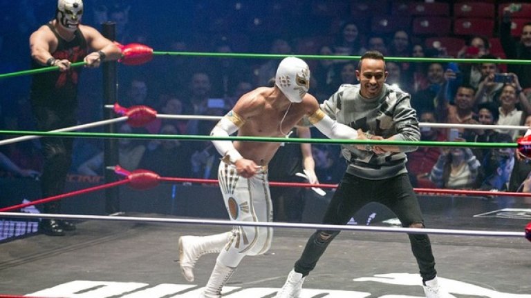 Люис демонстрира на ринга срещу Мистико какво е гледал в кеча