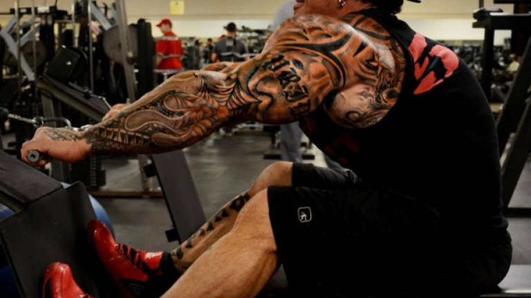 Той наистина е пристрастен към желязото, а сред най-екстремните му видеа е легендарната осемчасова тренировка за ръце.