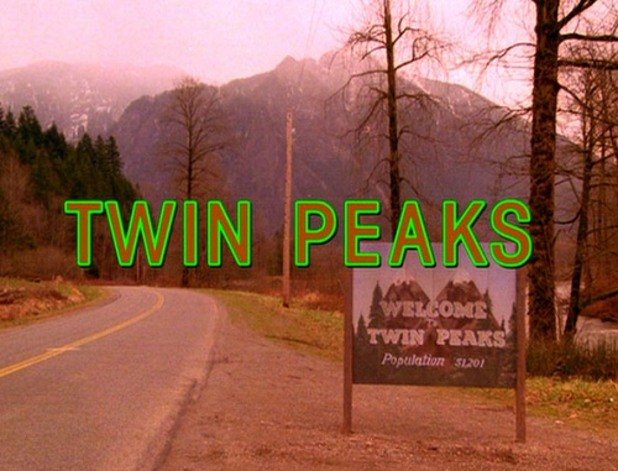 4. Twin Peaks / "Туин Пийкс" (1990-1991; IMDB рейтинг: 8,8)
Twin Peaks безспорно успя да промени начина, по който се правят сериали, а въпросът "Кой уби Лора Палмър" се превръща в култова реплика. Дейвид Линч успява да създаде история, която не просто вълнува зрителите, но и ги кара да се чудят, да търсят решение на мистерията, в която са преплетени както обикновени престъпници, така и извънземни духове. А по средата на всичко стоят агент Купър, който с нетрадиционните си методи се опитва да разреши убийството на Лора Палмър, както и гражданите на Туин Пийкс - едно съвсем нетипично градче в щата Вашингтон. 
