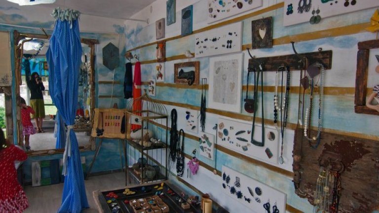 Магазин "Ключ" е убежището за много от талантливите български автори на бижута. Той е любимо място за авторски накити и аксесоари и може да се похвали със страхотен избор от творци. Може да го намерите в Синеморец или на ъгъла на столичните улици Цар Асен и Кърниградска.
https://www.facebook.com/magazinkliuch