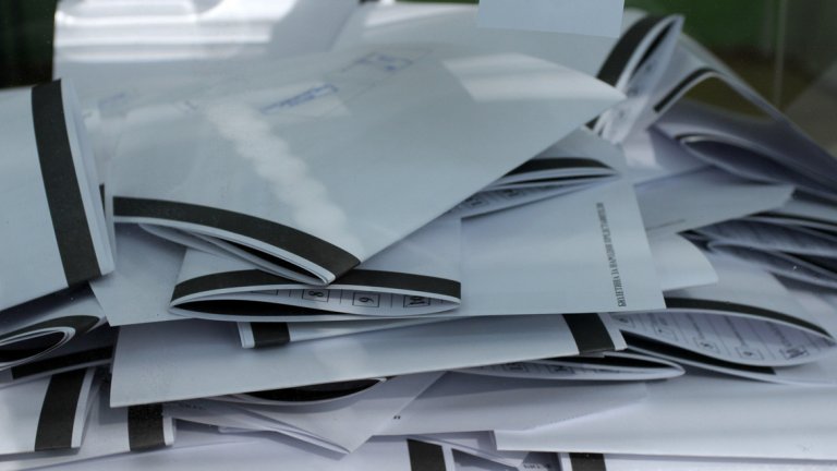 В страната най-висока е избирателната активност в София област - 50,02%, а най-ниска е в Кърджали - 30,43% към 17.00 часа