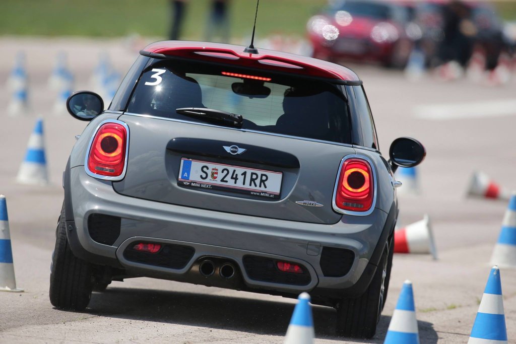 JCW изглежда добре от всички страни
