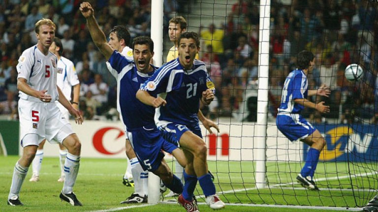 2004 - Боговете сигурно са полудели. Или са гърци.
Невероятно! Гърция, сочен за най-слабият отбор на първенството преди старта му, би в мача на откриването домакина Португалия в Лисабон - 1:0. После на четвъртфинал би шампиона Франция с 1:0, на полуфинал би фаворита Чехия с 1:0, а на финал пак би домакина Португалия... с 1:0. Общото между мачовете? Бяха като огледални! Един удар, гол, нечовешка защита и огромен дух.