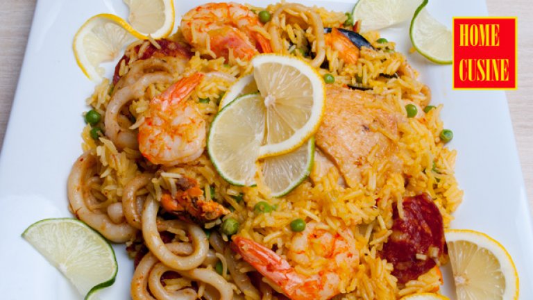 Паеля с пиле и морски дарове