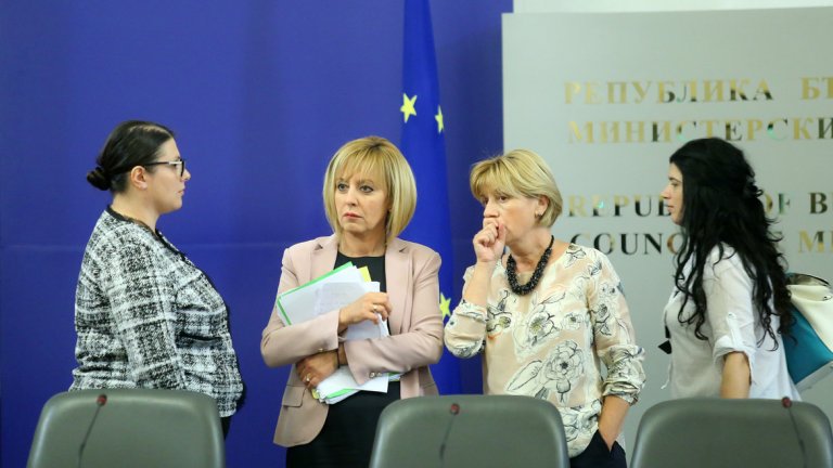 Екипът на Мая Манолова получи критики от всички участници в тристранния диалог - синдикати, работодатели и правителство