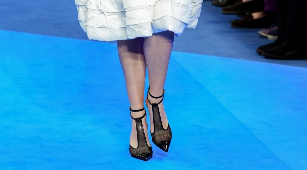 Обувки със заострен връх
Обувките със заоблени върхове си взимат почивка през пролет 2026, отстъпвайки мястото на силует, който реже въздуха с хирургическа прецизност. Модата реши да върне обувките с остър връх, но в една далеч по-изчистена версия. 
Вместо излишни детайли, тук водещ е т.нар. high-vamp дизайн – при него кожата обгръща стъпалото почти до глезена, превръщайки обувката в естествено продължение на крака.
Тази визия е директно заимствана от минимализма на 90-те, когато стилът се измерваше в чисти линии и категоричност. Дизайнерски къщи като Chanel и Balenciaga вече наложиха този агресивно елегантен профил, превръщайки дори най-обикновените прави дънки в завършен стил.