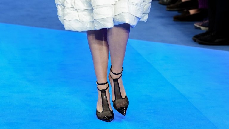 Обувки със заострен връх
Обувките със заоблени върхове си взимат почивка през пролет 2026, отстъпвайки мястото на силует, който реже въздуха с хирургическа прецизност. Модата реши да върне обувките с остър връх, но в една далеч по-изчистена версия. 
Вместо излишни детайли, тук водещ е т.нар. high-vamp дизайн – при него кожата обгръща стъпалото почти до глезена, превръщайки обувката в естествено продължение на крака.
Тази визия е директно заимствана от минимализма на 90-те, когато стилът се измерваше в чисти линии и категоричност. Дизайнерски къщи като Chanel и Balenciaga вече наложиха този агресивно елегантен профил, превръщайки дори най-обикновените прави дънки в завършен стил.