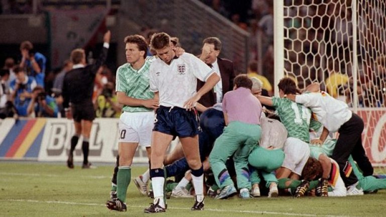 Италия 1990 г. Първенството не е особено вълнуващо като футбол, на драмите са много. Полуфиналът Германия - Англия в Торино е наричан финал преди финала, а немците печелят с дузпи, след като Крис Уодъл праща топката над вратата. Капитанът на Германия Лотар Матеус го успокоява след пропуска, а на финала Бундестима бие Аржентина с 1:0 с много спорна дузпа.