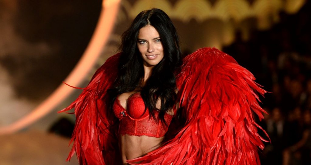 Андриана ЛимаТя има зад гърба си развод с баскетболиста Марко Ярич заради подозрения за изневяра, провалена връзка с турския писател Метин Хара, както и не особено успешни отношения с турския бизнесмен Емир Юар, отново заради подозрения за изневяра.