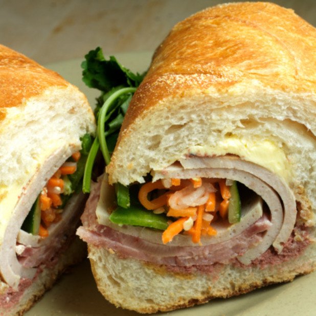 Сандвич "Бан ми". Името на тази вкусотия принципно е синоним на всякакви видове хляб във Виетнам, но с времето се е превърнало в нарицателно за този неустоим сандвич с месо, който може да се опита на много места из улиците на Хошимин (Сайгон).
