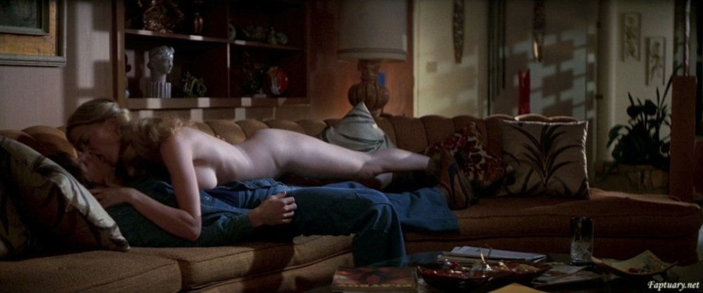 Марк Уолбърг също е всеизвестен с голата си сцената в „Буги нощи“. Освен него обаче, тук имаме и чисто голата Хедър Греъм, която е порно звезда. Като такава, тя не се свени да покаже всичко, а двамата с Марк имат незабравима сцена - тя е чисто гола, като