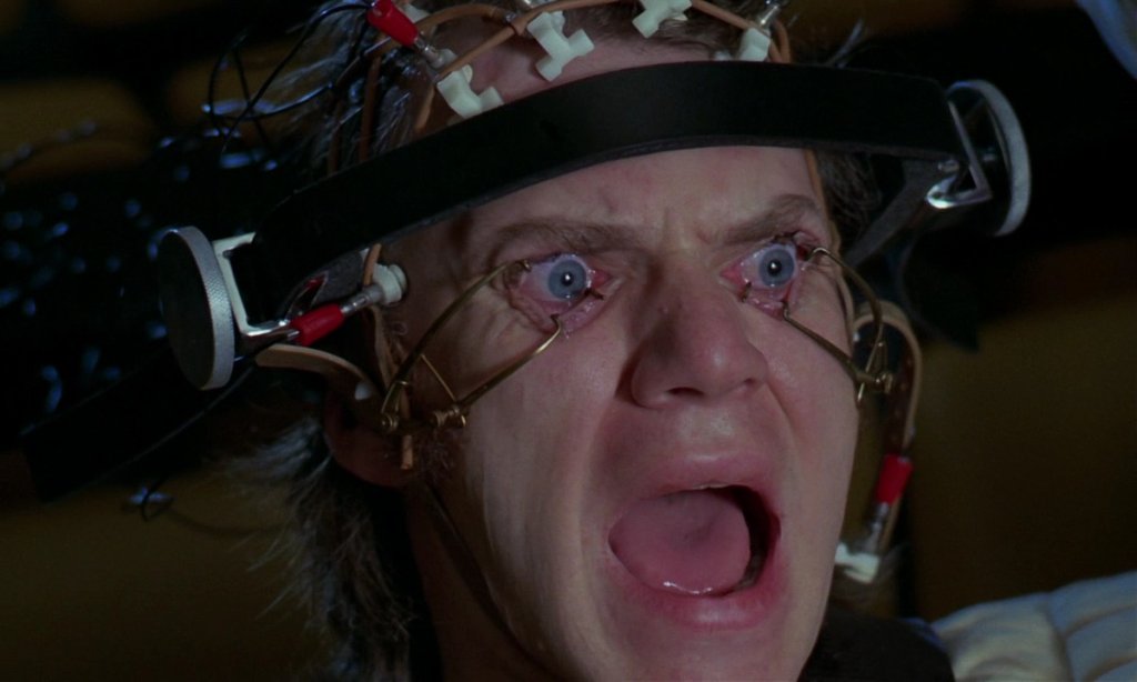 \"Портокал с часовников механизъм\" (A Clockwork Orange, 1971)
Много преди да заснеме „Широко затворени очи“, Кюбрик прави един от най-психеделичните филми изобщо. „Портокал с часовников механизъм“ е адаптация на романа на Антъни Бърджес,  с участиет