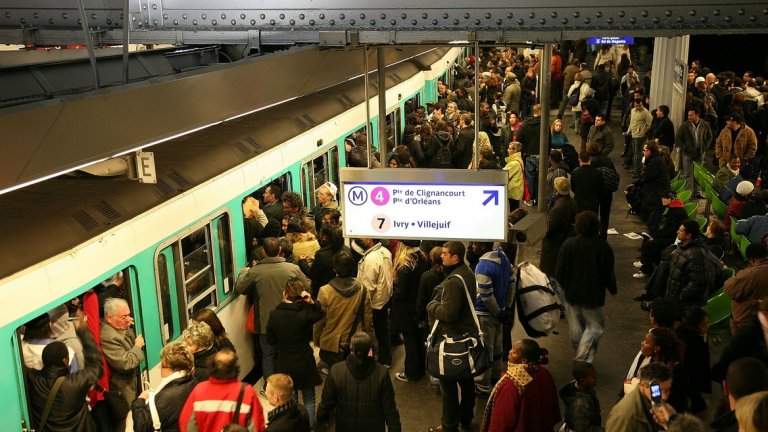 Мащабна стачка в метрото доведе до истински хаос в Париж, сравняван с този от протестите във френската столица през 2007 г.