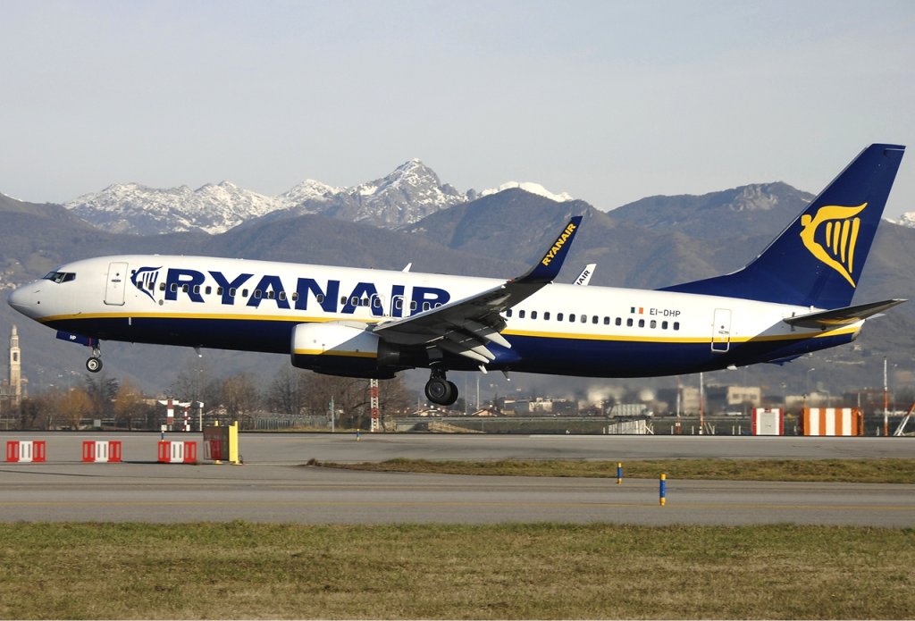 Ryanair_Boeing_737-800_Bidini-1