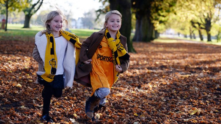 Момиченца тичат през парка, за да не изпуснат началото на мача Хъл - Саутхемптън в събота.