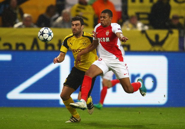 Мбапе вкара и в двата мача от четвъртфиналния сблъсък в Шампионската лига срещу Борусия Дортмунд. Така се превърна в най-младия играч, разписал се и в двете срещи от четвъртфинал в турнира.