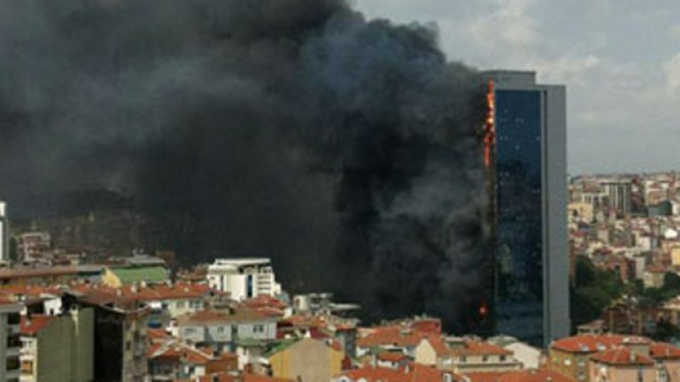 Гори 152-метрова сграда в Истанбул (видео)