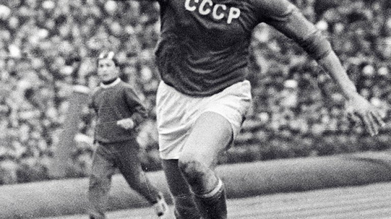 1960 - Яшин, Понеделник и началото.
СССР печели финала срещу Югославия с 2:1 след продължения пред едва 12 000 на "Парк дьо Пренс". Под непрекъснатия дъжд двата неочаквани финалиста правят велик дуел, като Виктор Понеделник забива решителния гол. Испания се оттегля от турнира преди полуфинала в политически протест, а Англия дори не отразява европейското - медиите на Острова пишат само, че финалът на "този нов турнир" е свирен от Артър Елис - техен рефер, който ръководи и първия финал за Купата на европейските шампиони 4 години по-рано.