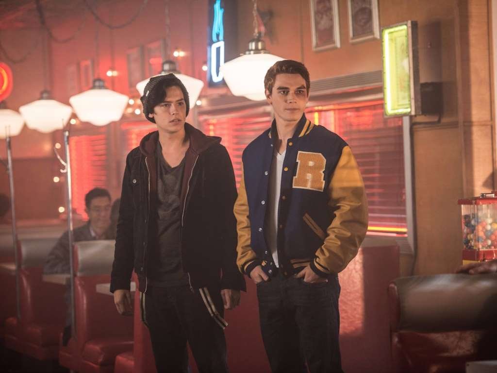 7. “Riverdale” 

Кръстоска между комикса “Archie” и “Twin Peaks”. Тъмен, гаден и много странен. 