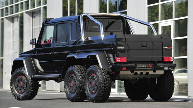 Но техниката също претърпя промени – от 5,5-литровия V8 с две турбини са извлечени 700 конски сили и 960 Nm. Триосното чудовище тежи почти 4 тона, но се ускорява много бързо – 7,4 секунди от 0 до 100 км/ч.