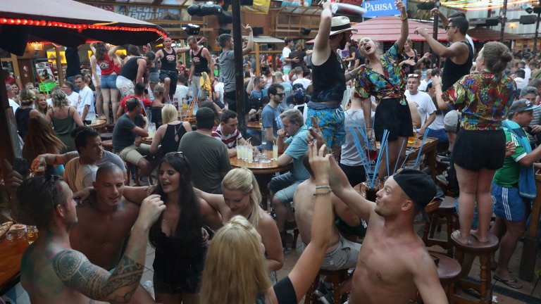 Партито в Майорка тече с пълна сила.