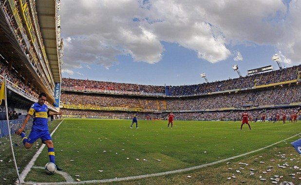 Кой е най-добрият стадион за футбол в света? Отговорът идва от класацията на английското списание FourFourTwo и може да ви изненада. Но тук става дума най-вече за усещане, не толкова за калкулиране и оценяване по критерии като стойност и архитектурно значение. Ето я класацията.