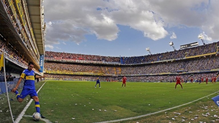 "Ла Бомбонера", Буенос Айрес
Официално той е "Естадио Алберто Хакиндо Армандо", но няма да чуете нито един фен на Бока Хуниорс и съпериниците му да го нарича така. Всички го знаят като "Ла Бомбонера" - шоколадовата кутия, която поднася горчиви десерти на всеки противник, който стъпи в дома на Бока. С невероятна акустика и едни от най-лудите фенове в света, мнозина футболни запалянковци споделят, че след като са видяли "Бомбонера" са готови да си отидат спокойни от този свят.