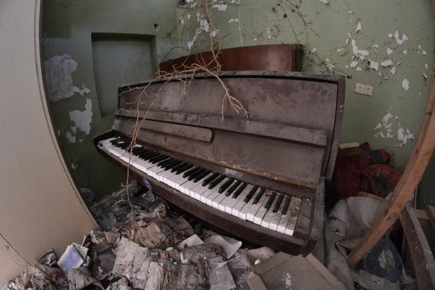 В една от стаите намираме старо пиано. Звукът от прашните му клавиши отеква глухо в тишината на безвремието