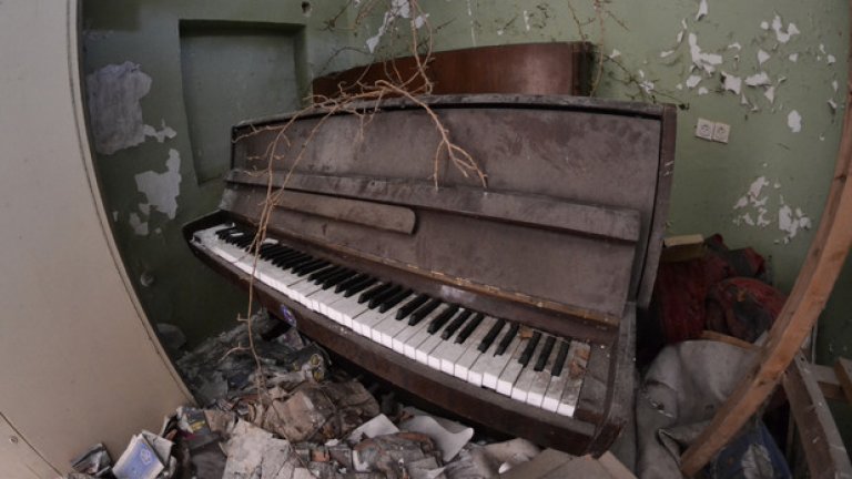 В една от стаите намираме старо пиано. Звукът от прашните му клавиши отеква глухо в тишината на безвремието