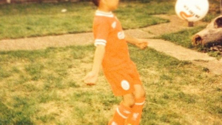 Тази снимка отпреди 11-12 години потвърждава, че Кевин е почитател на Ливърпул от дете