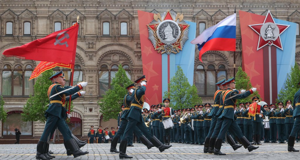 Скромен и скучен: Парадът за Деня на победата в снимки