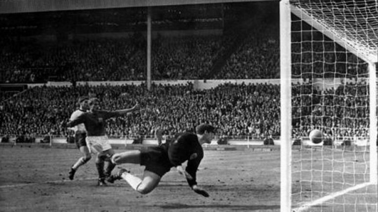 Най-спорният гол в историята - на Джеф Хърст във финала между Англия и ФРГ на Мондиал 1966. 
