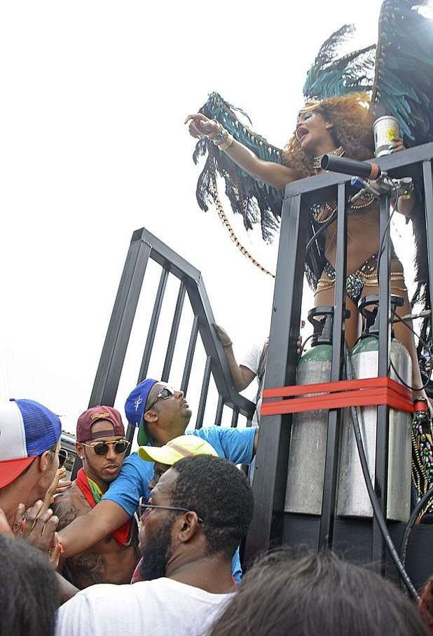 Хамилтън купонясва с Риана в Барбадос