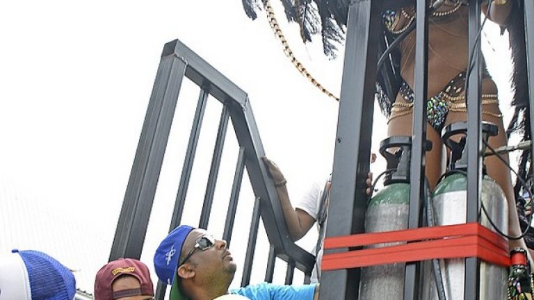 Хамилтън купонясва с Риана в Барбадос