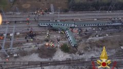 Жертви и ранени при дерайлиране на влак край Милано