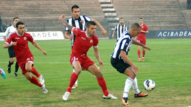 Валентин Илиев и защитата на ЦСКА се пропукаха в Пловдив след 6 мача без допуснат гол.