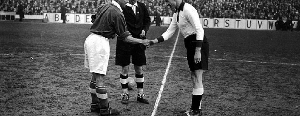 1935 г., Първи мач на английска земя.
На стадиона на Тотнъм капитаните Еди Хапгууд и Фриц Шепан си подават ръка, преди Англия да спечели с 3:0.