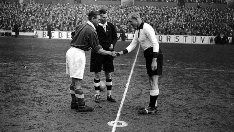 1935 г., Първи мач на английска земя.
На стадиона на Тотнъм капитаните Еди Хапгууд и Фриц Шепан си подават ръка, преди Англия да спечели с 3:0.