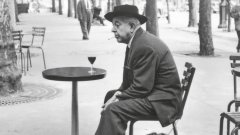 С тихи малки думи Жак Превер така изящно подрежда хаотичния живот по шумните булеварди на Париж