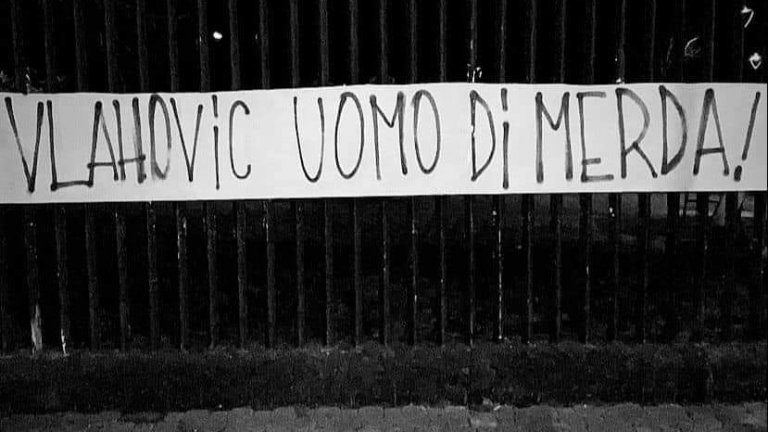 "Охраната няма да те спаси, циганино! Ти приключи!": Ултрасите на Фиорентина скочиха на Влахович