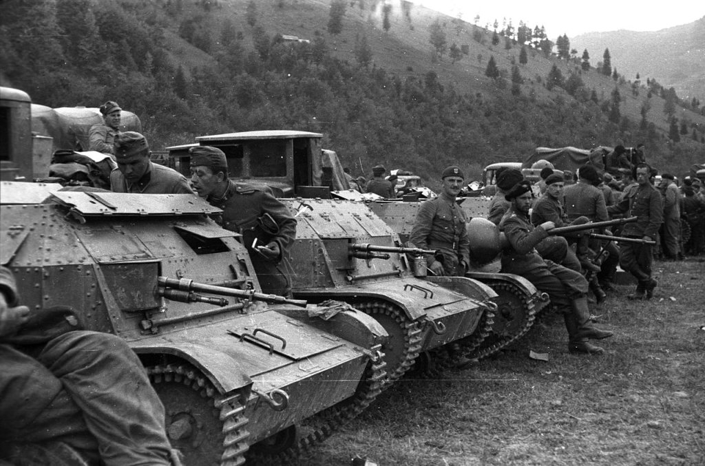 Polish_soldier,_machine_gun,_Polish_brand,_tank,_combat_vehicle_Fortepan_78270