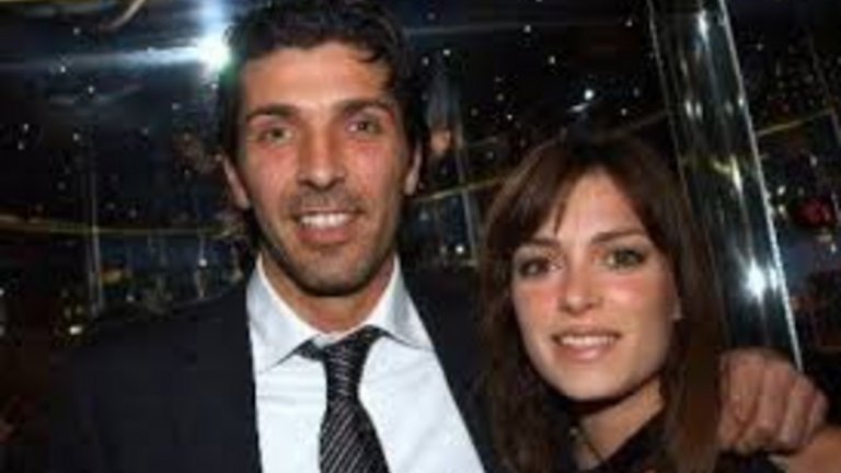 15. Далеч от най-великите за бивша приятелка
През 2005 г. тогавашната му приятелка – Линда Чери, бивша Мис Парма, е трябвало да пише дисертация за футболна икона. Тя обаче избрала легендата на Милан Паоло Малдини, вместо тогавашната си половинка.