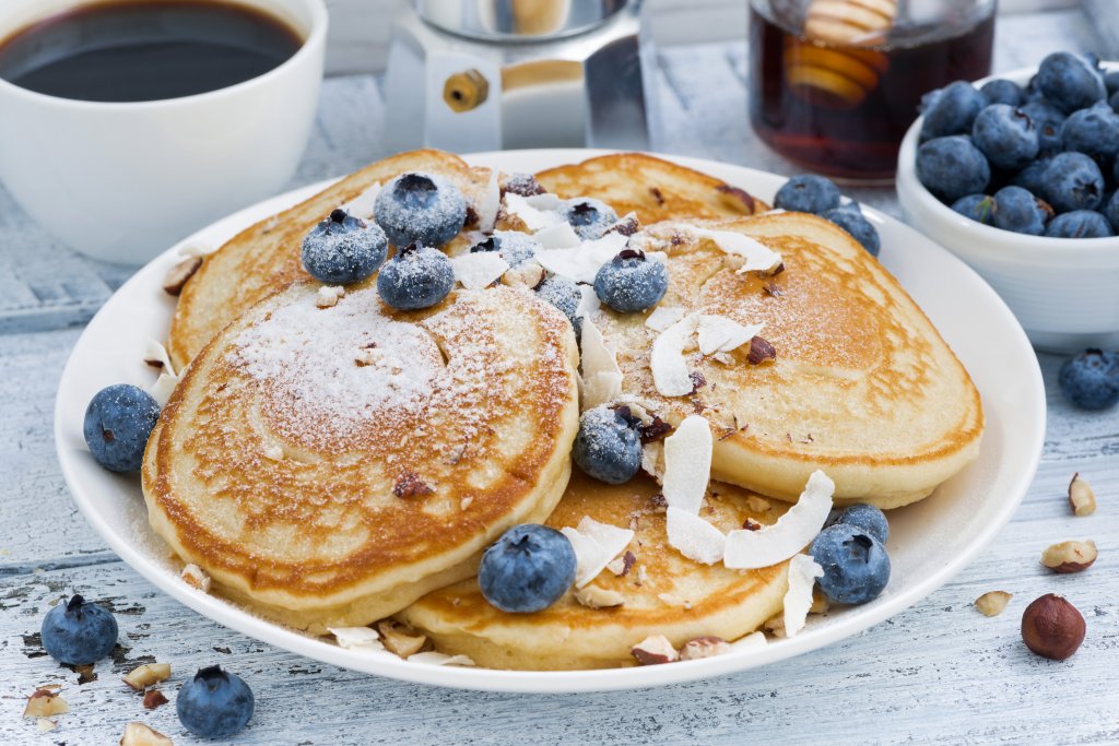 Американски палачинкиТе се правят малко по-трудно от европейските си събратя, но резултатът си заслужава. Отделяте белтъците от жълтъците на три яйца на стайна температура и в една купа разбивате жълтъците. Към тях прибавяте постепенно една чаена чаша брашно и едно пакетче бакпулвер и бъркате до получаването на хомогенна смес. 
В друга купа разбивате белтъците с щипка сол до получаването на пухкава смес, след което обединявате всичко в една голяма купа. Печем палачинките в добре загрят тиган, намаслен с малко масло, и поднасяме с плодове, течен шоколад или сладко по избор.