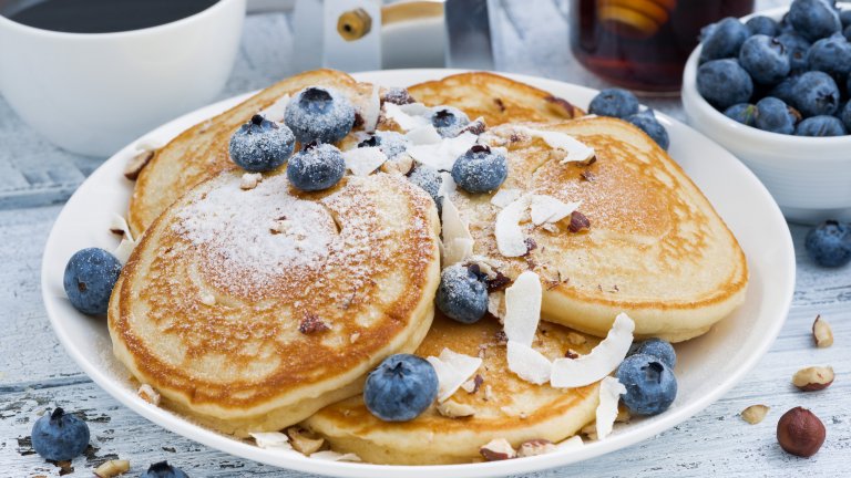 Американски палачинкиТе се правят малко по-трудно от европейските си събратя, но резултатът си заслужава. Отделяте белтъците от жълтъците на три яйца на стайна температура и в една купа разбивате жълтъците. Към тях прибавяте постепенно една чаена чаша брашно и едно пакетче бакпулвер и бъркате до получаването на хомогенна смес. 
В друга купа разбивате белтъците с щипка сол до получаването на пухкава смес, след което обединявате всичко в една голяма купа. Печем палачинките в добре загрят тиган, намаслен с малко масло, и поднасяме с плодове, течен шоколад или сладко по избор.