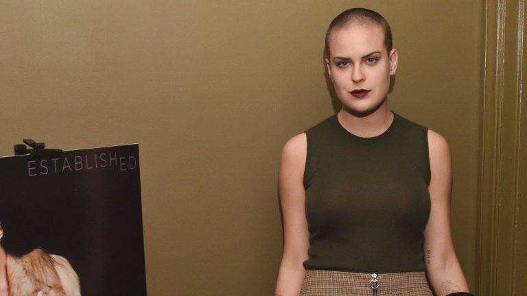 Талула УилисТя е дъщеря на Брус Уилис от брака му с Деми Мур и с години се бори с най-разнообразни проблеми. Още като тийнейджърка Талула е пристрастена към алкохола и наркотиците, освен това страда от булимия, която едва не я убива. На върха на всичко, тя постепенно се отчуждава от майка си и дори споменава, че я мрази, в няколко свои интервюта.